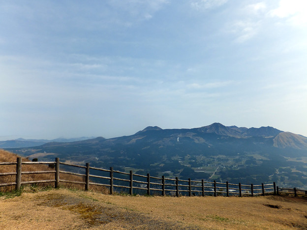 写真: 【3月22日10:33撮影】俵山展望所。阿蘇五岳の左隣で米塚たんがﾁﾗｯ