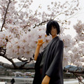 【3月30日17:49撮影】的場さんと渡月橋の桜
