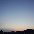 写真: 夕焼けと月。