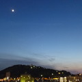 写真: 夕焼けと月。