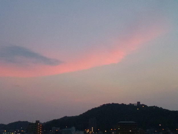 写真: ローズピンクの空。