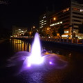 写真: 夜の噴水。