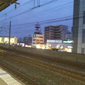 写真: 電車よ早く来い！隣駅までしか行きませんが。
