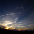 写真: 夕日と虹と飛行機雲