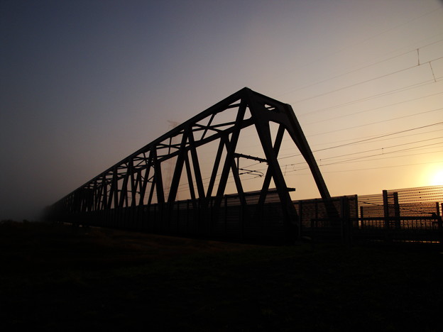 霧と朝日の架け橋