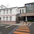 写真: 倉吉駅と交番（左）