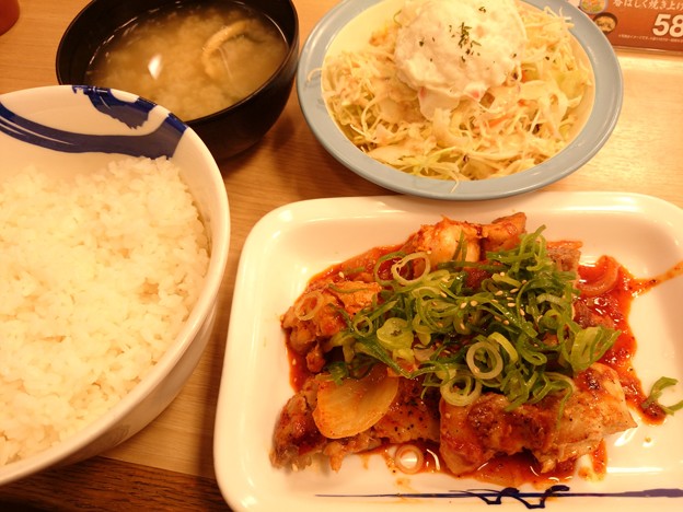 写真: 今日の夕食は松屋。新発売の鶏の甘辛味噌炒め定食580円。ウマ過ぎるッ！！！