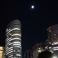 写真: 大都会の月