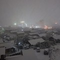 写真: 雪降る街