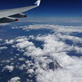 写真: 雲間から頭を出した富士山