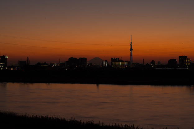 写真: 江戸川越しに望むマジックアワーのスカイツリーと富士山
