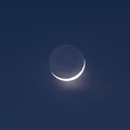 写真: 青い月〜地球照