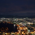 写真: 澄渡る夜空に函館の夜景が