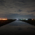 写真: 夜の水路