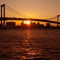 写真: 夕陽のレインボーブリッジ