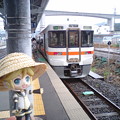 写真: レン：「飯田線の電車、こっちだよ！」