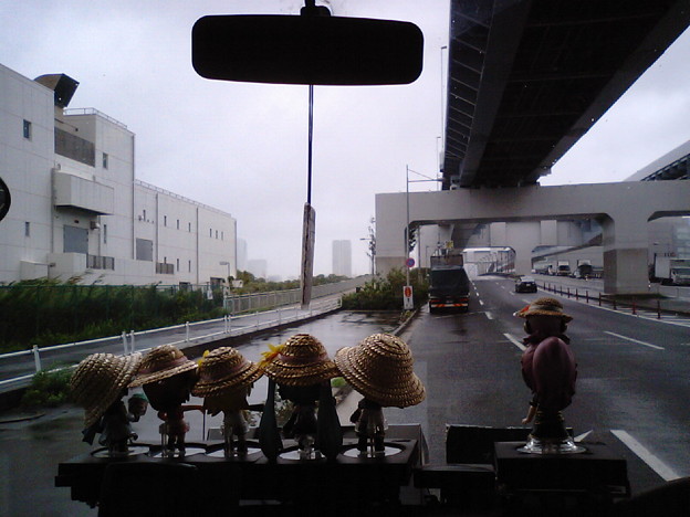 写真: 首都高１０号晴海線高架下で待機してますが、１５〜２０ｍ以上の暴風...