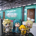 写真: ミク：「新青森駅に着きましたぁー♪」　リン：「とうとう来ちゃった...