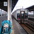 写真: ミク：「宮崎行きも、さっきと同じ 817系電車２両です。」 ■西都城 13:...