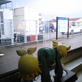 写真: 福岡駅に停車。 リン：「え？！　富山県に入ったはずなのに、ここ福...