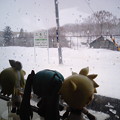 写真: ニセコ駅に停車、３分遅れ。 ミク：「また雪降ってきましたね」 レン...