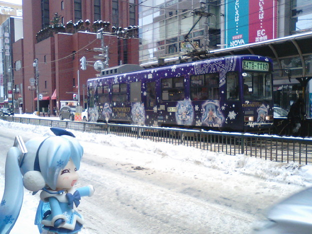 写真: 雪ミク：「来ましたぁー♪　魔女っ子雪ミク電車でぇーす！！」