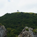 写真: 室戸岬灯台を見上げる