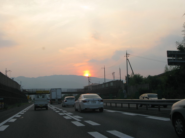 写真: 名神高速で夕日_02