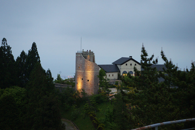 写真: 夕暮れの見晴らしの塔