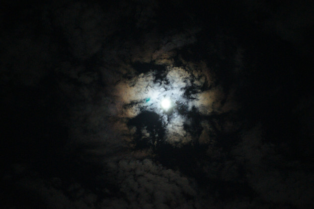 写真: 薄雲の中の中秋の名月_01