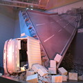 写真: 阪神高速道路倒壊のオブジェ