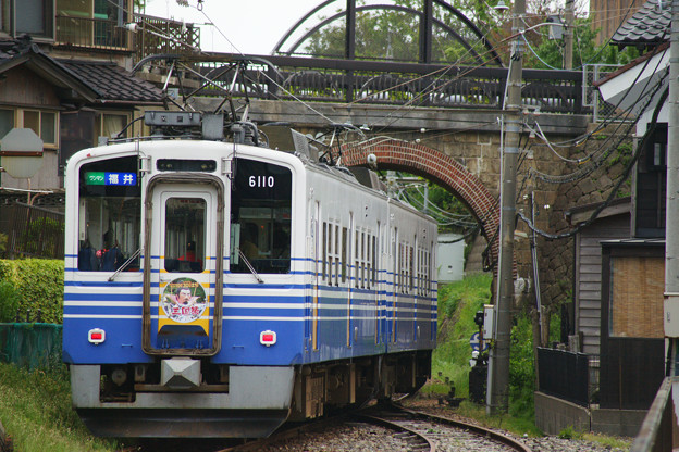 写真: 三国港駅　発車する電車_05