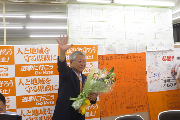 写真: 津川候補に花束贈呈_03