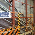 写真: 花隈駅　壁が外れる_01