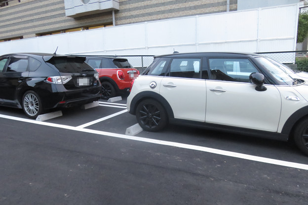 写真: 平面駐車場　駐車車両増える_01