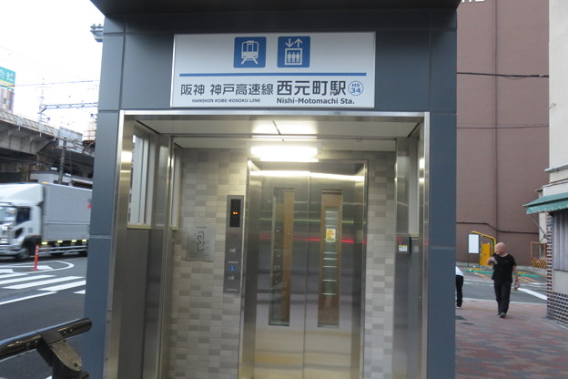 西元町駅　地上から改札入口へ_02
