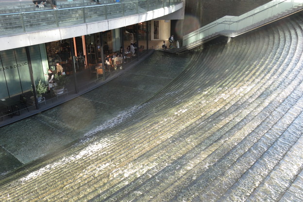写真: 梅田　階段の滝_01