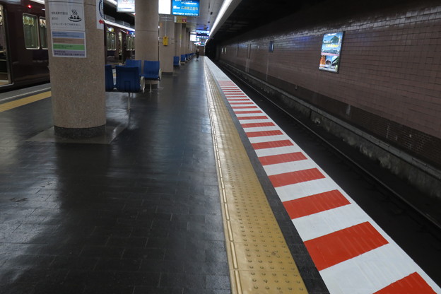 写真: 新開地駅　ホームのストライプ_01