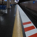 写真: 新開地駅　ホームのストライプ_02
