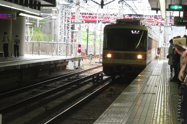 写真: 名谷駅始発電車