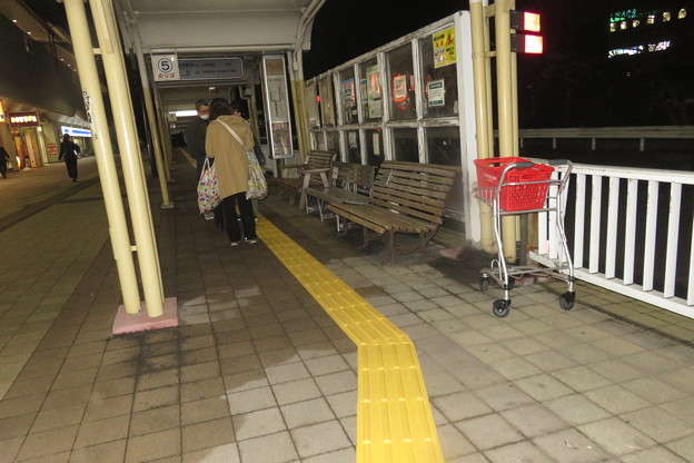 Photos: 名谷駅バス停　点字ブロック_05