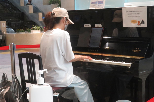 ストリートピアノを奏でる_01