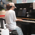 写真: ストリートピアノを奏でる_01