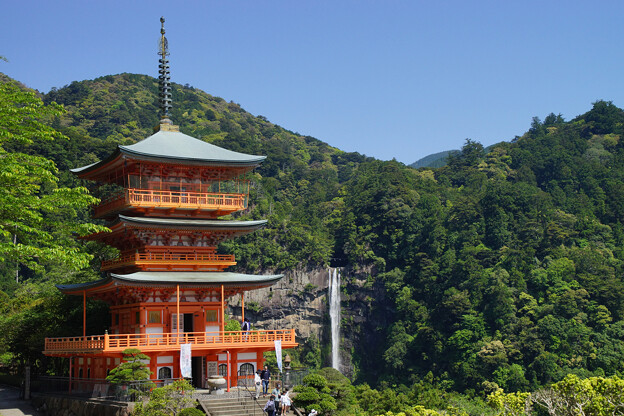 写真: 青岸渡寺　三重塔と滝