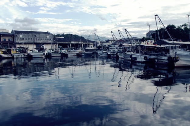 写真: 夏の漁港　無国籍風