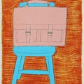 青い椅子の上の鞄