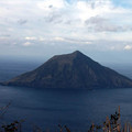 写真: 八丈富士から小島を望む