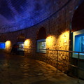 写真: 城壁の中の水族館