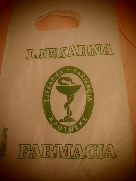 写真: マラ・ブラーチャ薬局の袋
