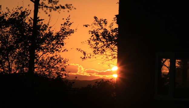 写真: 車窓からの眺めすれ違う夕焼け